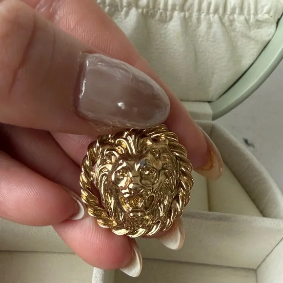 Vintage Gold Lion Head Earrings - Picture 3 of 5